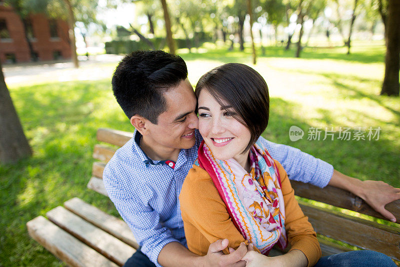 浪漫的年轻夫妇