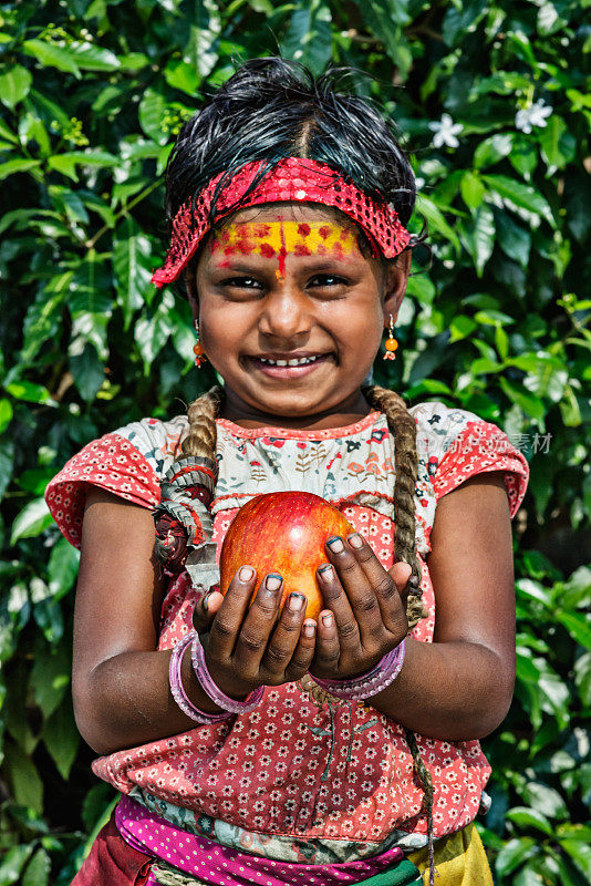 印度小孩拿着苹果