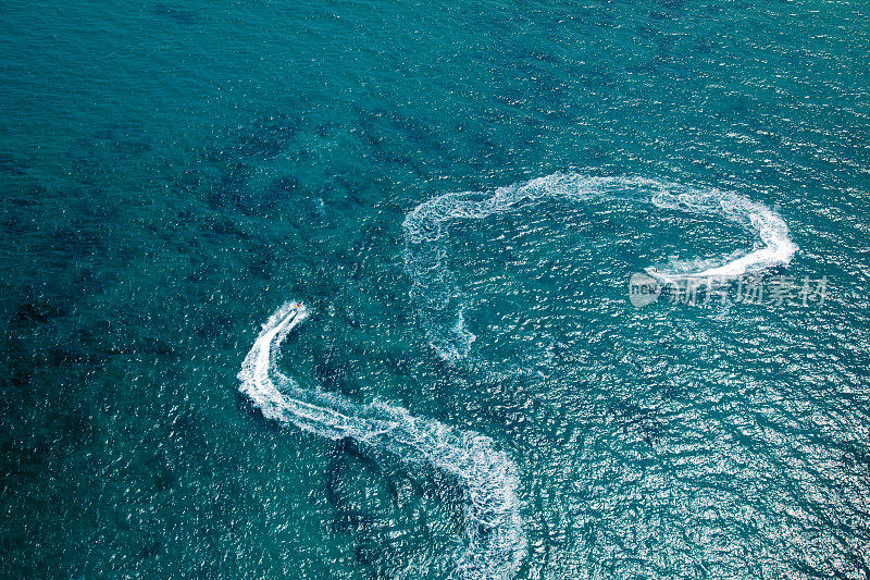 两艘快艇在海上转弯