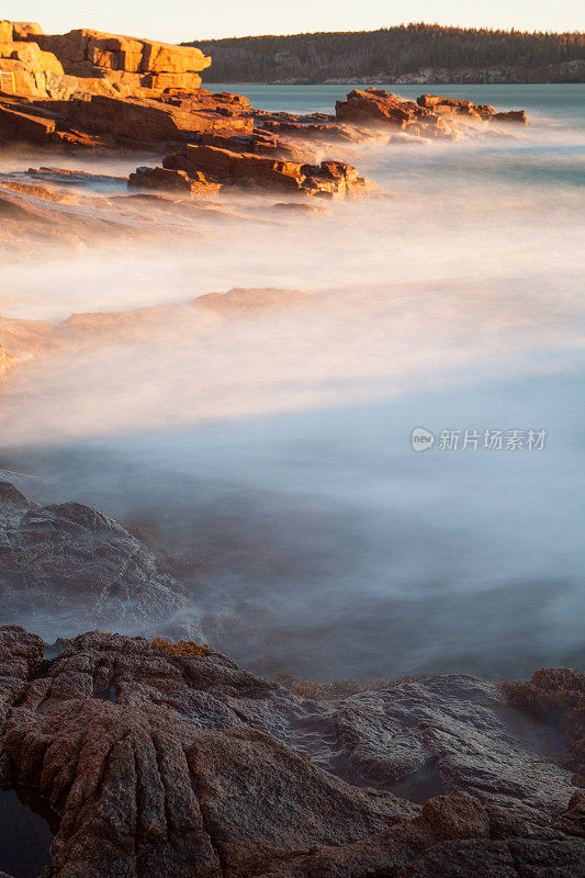 阿卡迪亚国家公园长时间暴露在海浪冲击岩石上