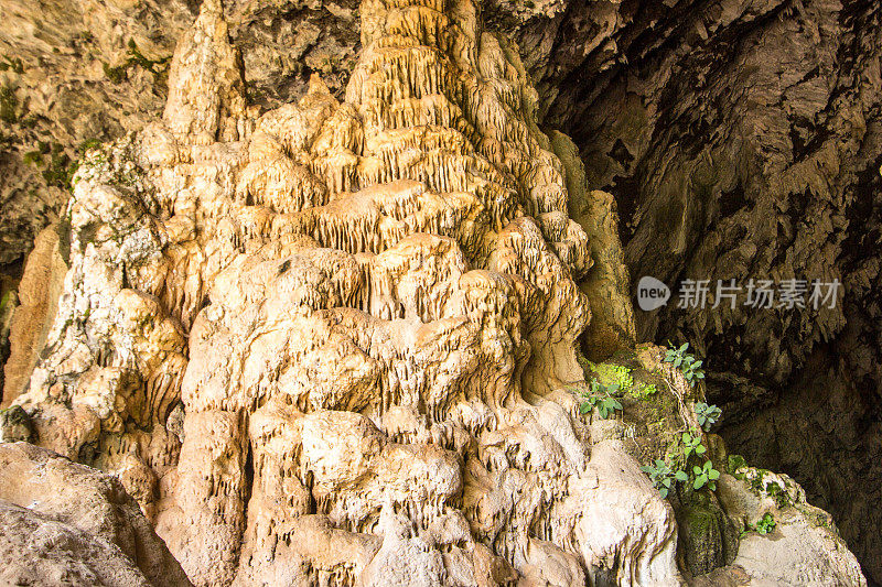 克里特岛托波利亚峡谷的阿加索非亚洞穴