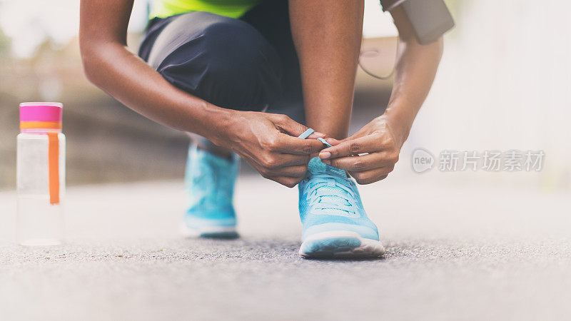 女慢跑者系鞋带