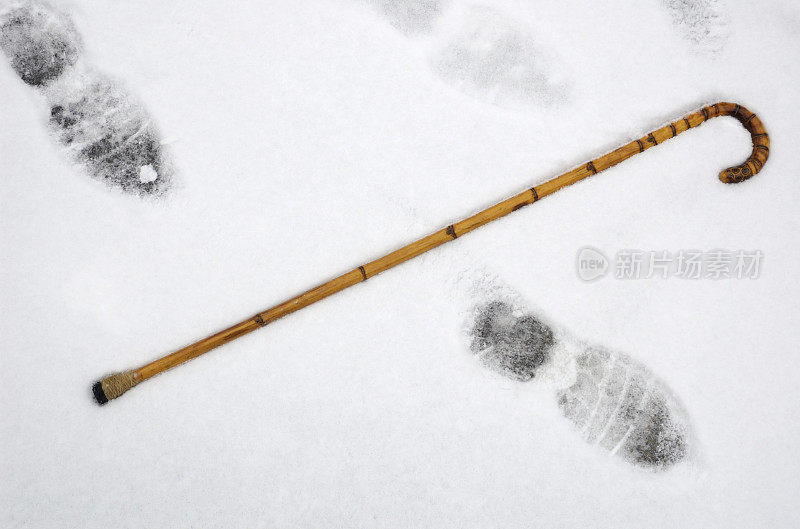 雪地上的手杖和脚印