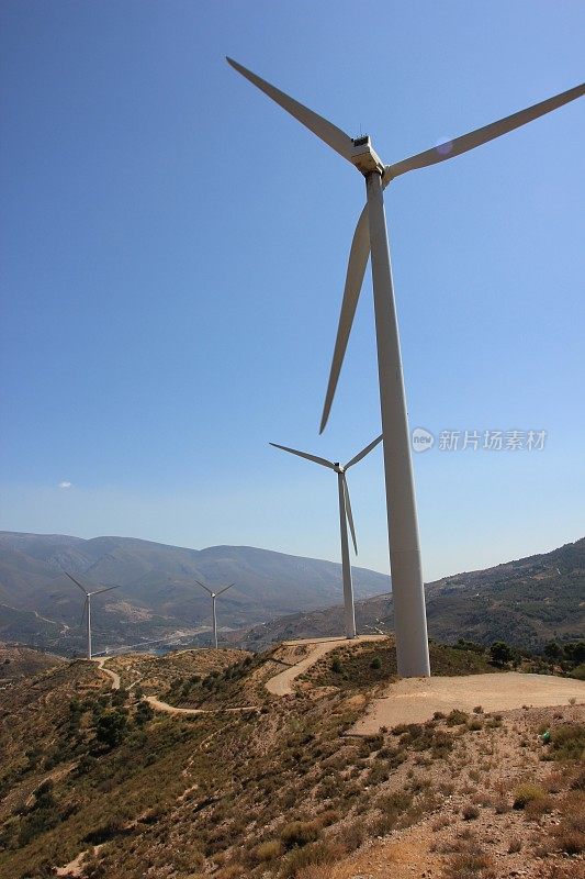 内华达山脉的风力涡轮机