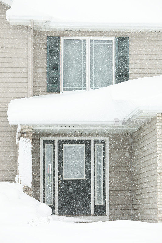 冬季暴风雪期间的房屋入口