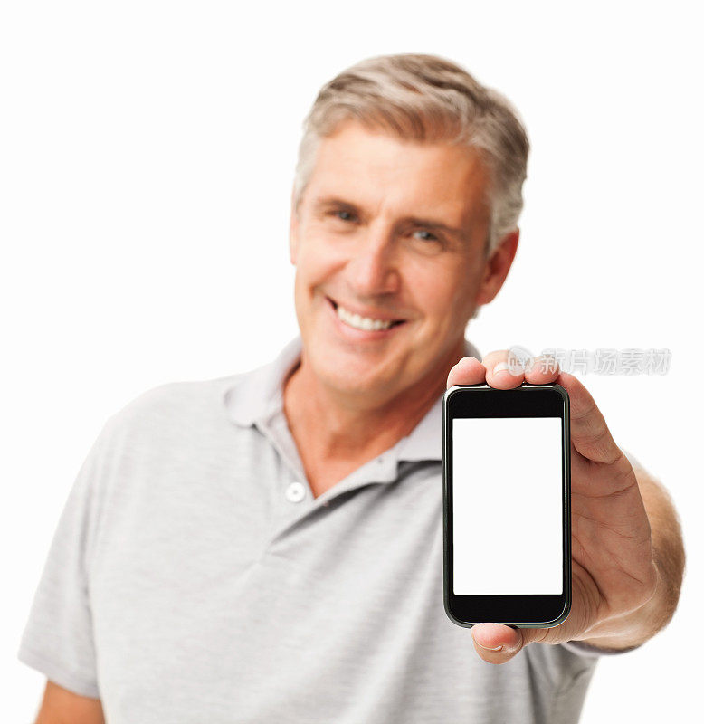 微笑的男人展示智能手机