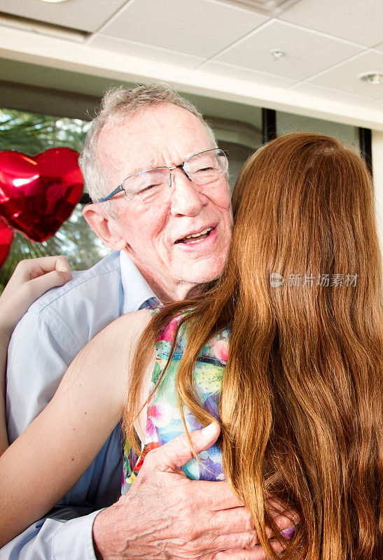 祖父拥抱他的孙女