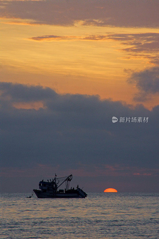 洛佩斯港的渔船