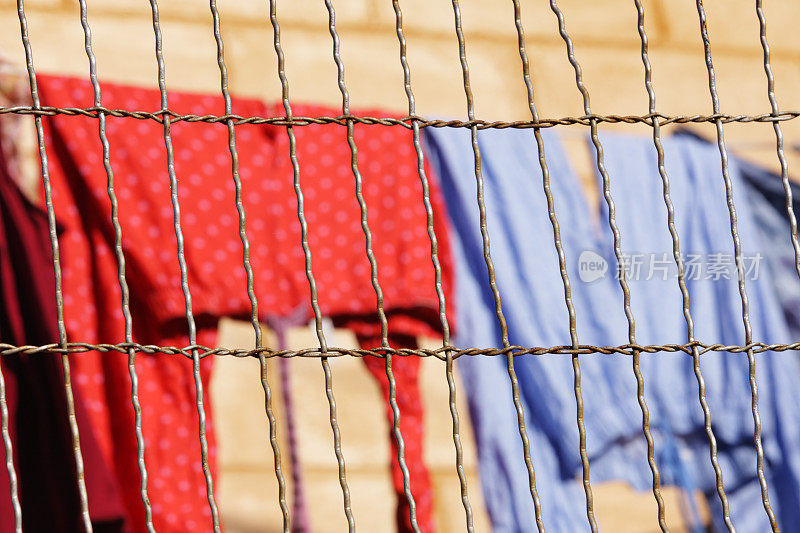 铁丝栅栏晾衣绳洗衣房