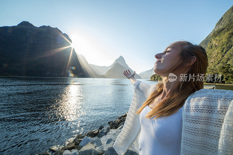 年轻女子在大自然中放松，米尔福德声音，新西兰