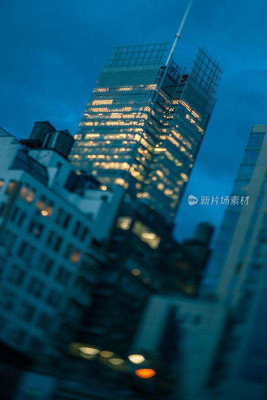 傍晚调焦纽约市建筑物的图像