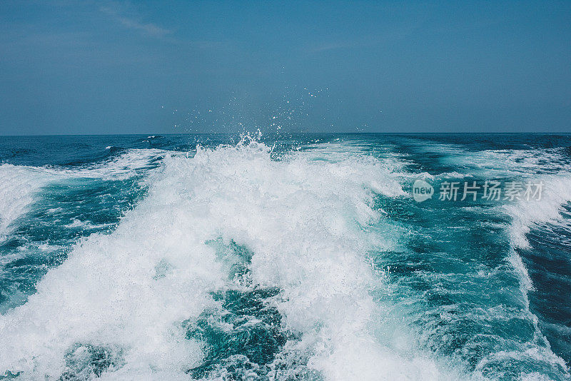 海浪在海上追着船