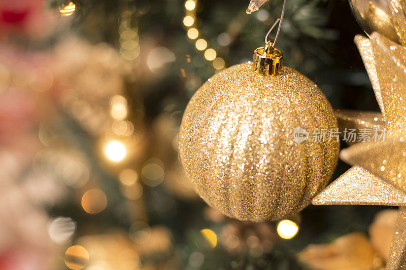 圣诞树上的金饰和装饰品。