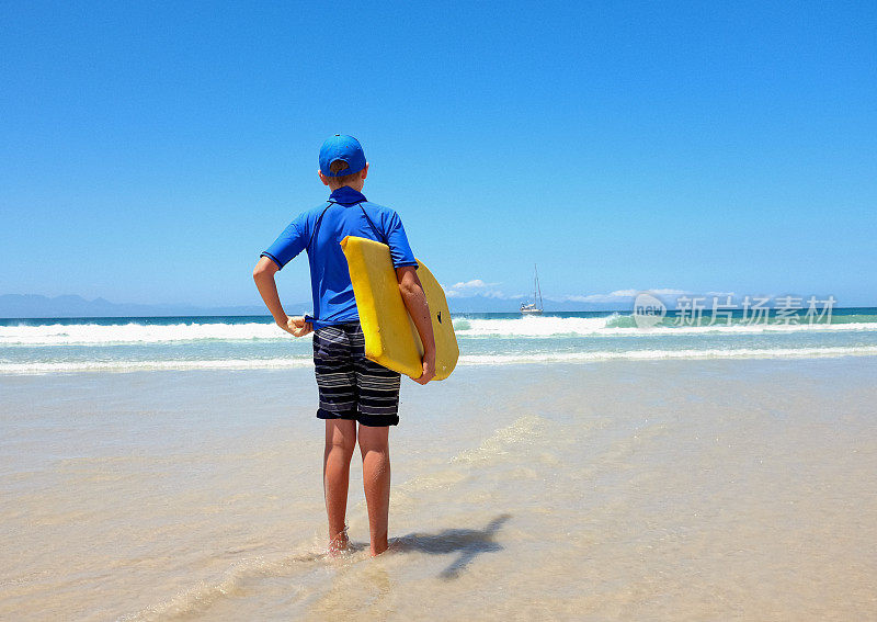 背景男孩与bodyboard在海滩上没有冲浪!