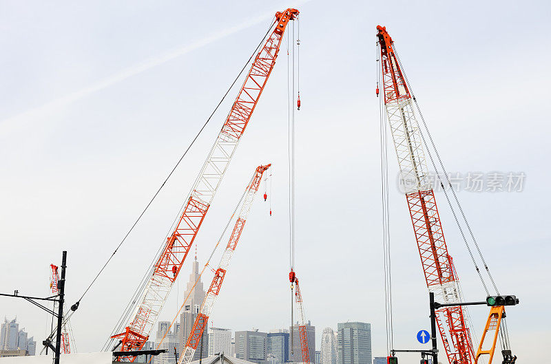 低角度的大型建筑工地起重机对城市景观