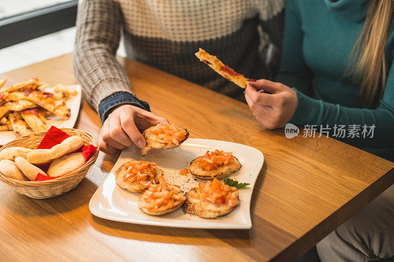 在咖啡馆吃自制食物