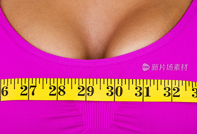 测量胸部的女人