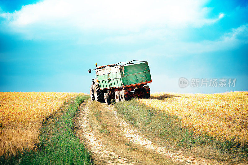 乡村小路上的拖拉机和拖车