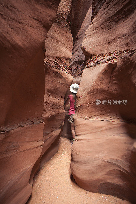 探索妇女徒步旅行槽峡谷埃斯卡兰特国家纪念碑犹他州