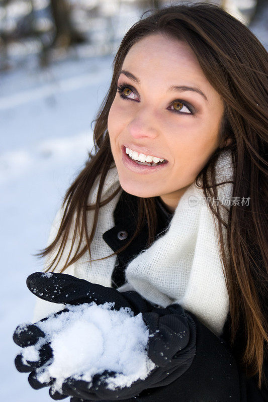 美丽的女孩享受雪