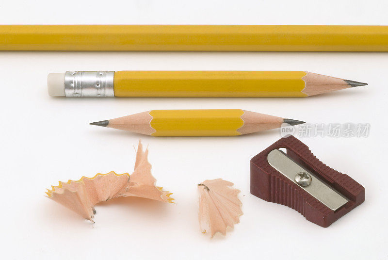 带卷笔刀的黄色铅笔