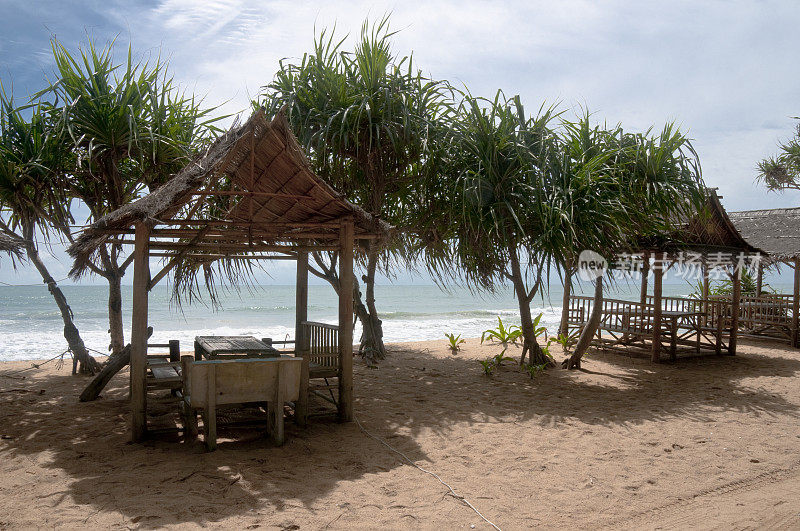 泰国普吉岛西岗海滩上的海滩小屋