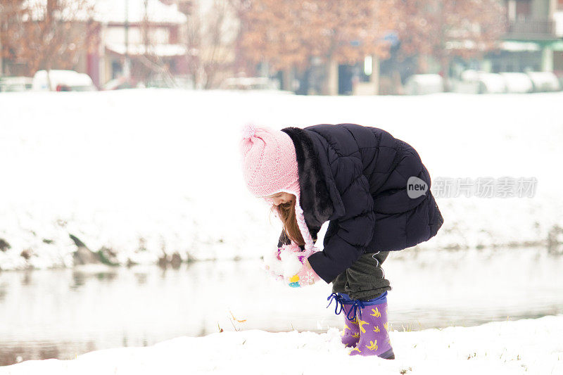 快乐的小女孩在堆雪球