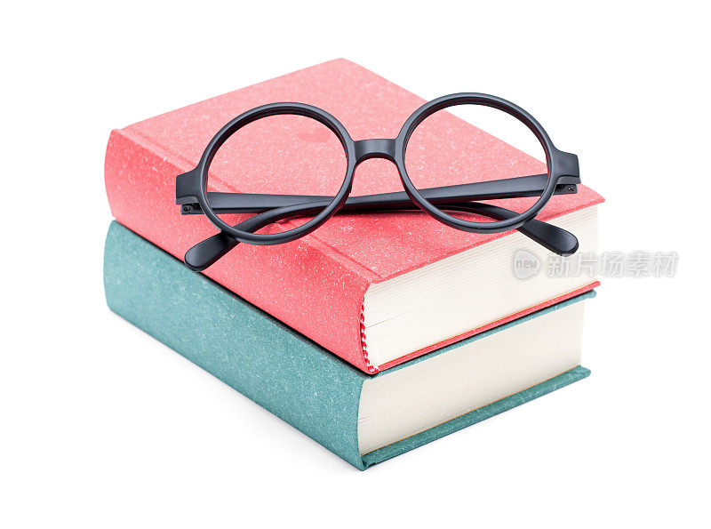 书和眼镜被孤立在白色的背景上