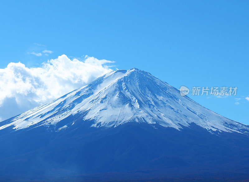 白雪皑皑的山峰仰天俯瞰