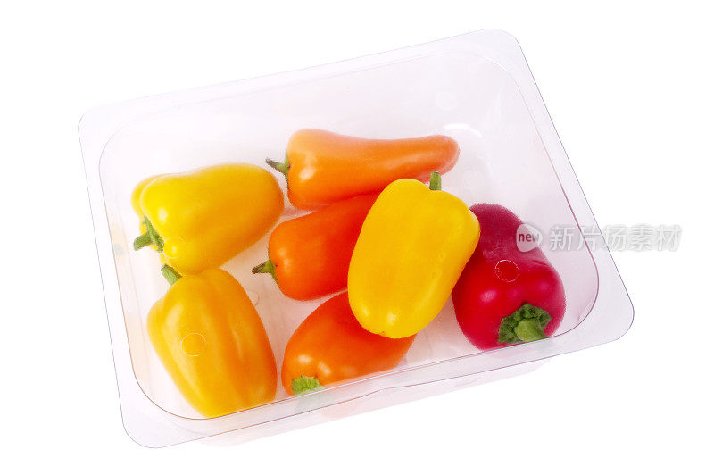塑料托盘里的红橙和黄小辣椒