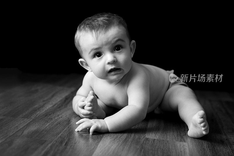 可爱的六个月大的男婴黑白照片