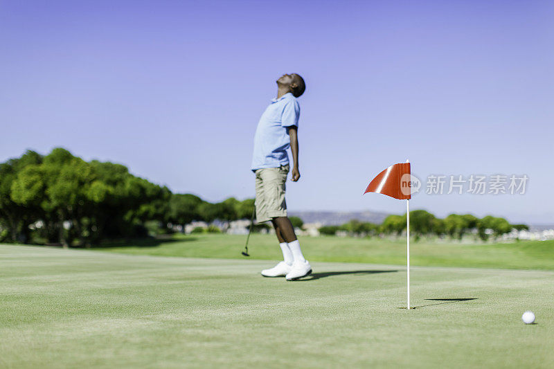 非洲高尔夫球手因没进洞而失望