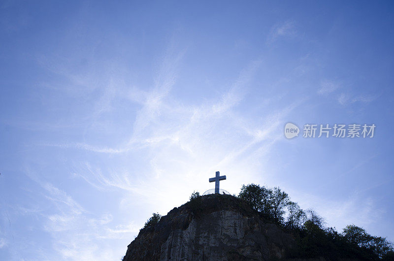 十字形状的山顶与戏剧性的天空