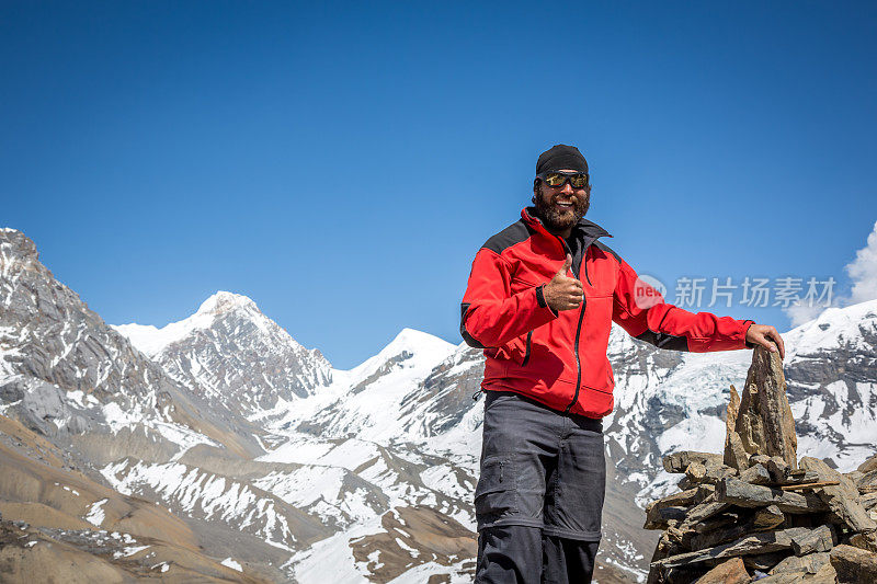 尼泊尔安纳普尔纳徒步旅行山顶上的男子