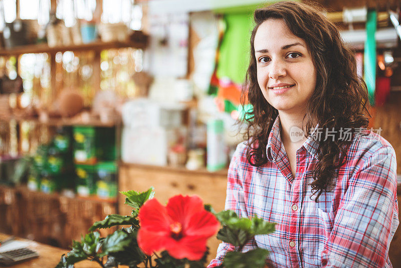 花店老板在他们的花店服务