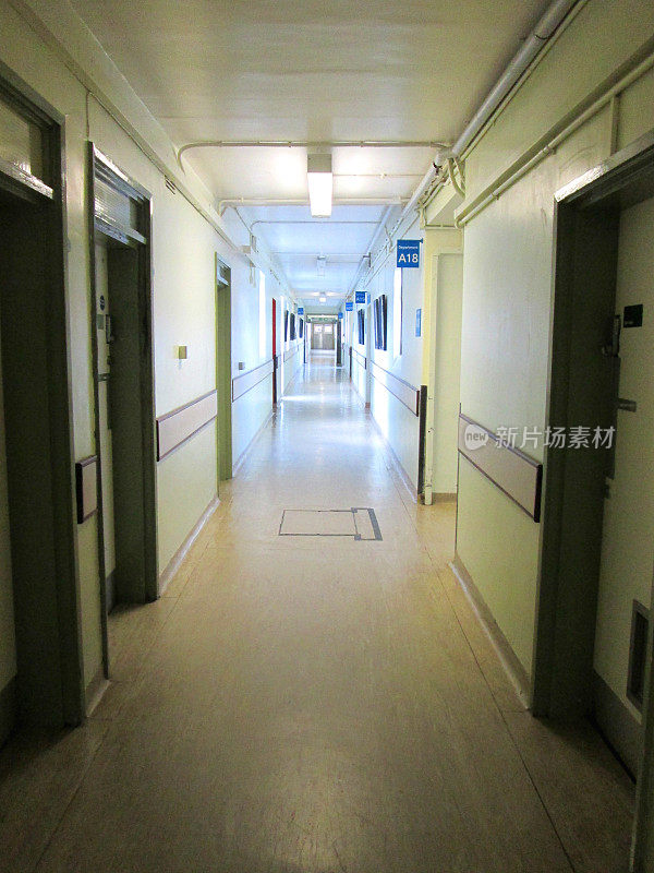 NHS医院走廊的图像，通往医疗病房