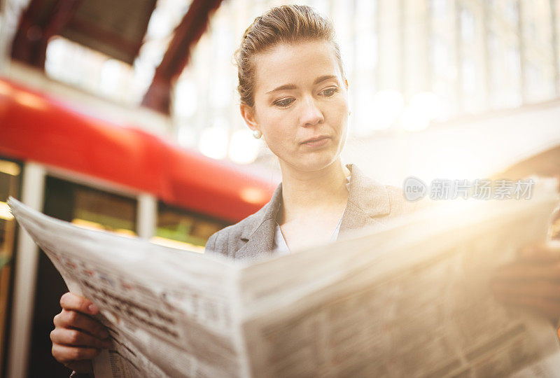 女商人在火车站等火车