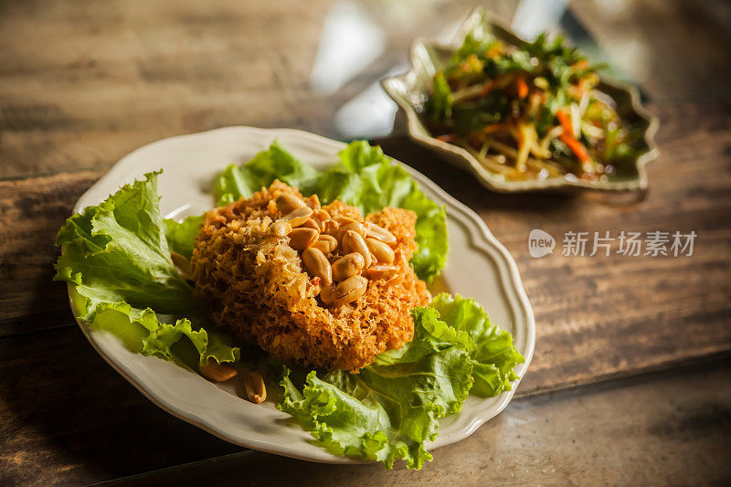 香酥炸鸡配沙拉