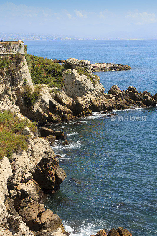 法国蓝色海岸昂蒂布的岩石海岸