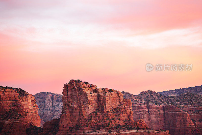 荒野红岩峡谷日出景观