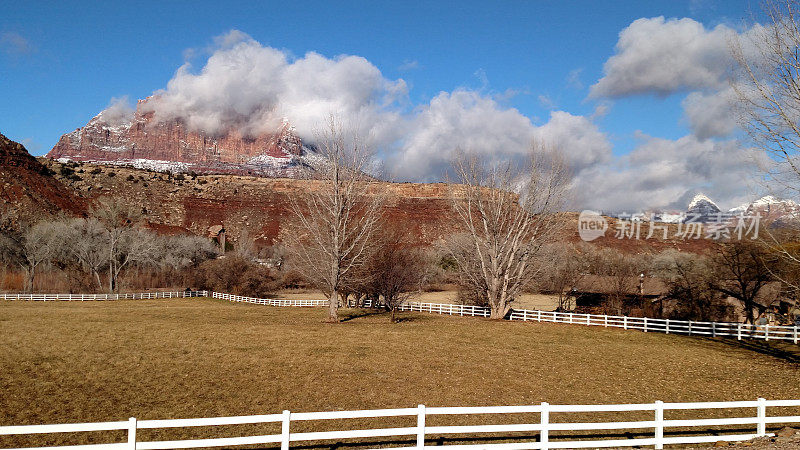 云滚滚的红色岩石山峰锡安和牧场罗克维尔犹他州