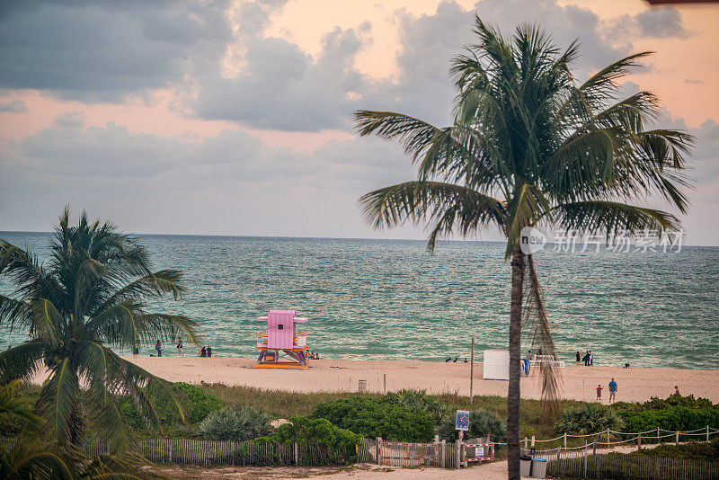 美国迈阿密海滩，游客和救生员小屋