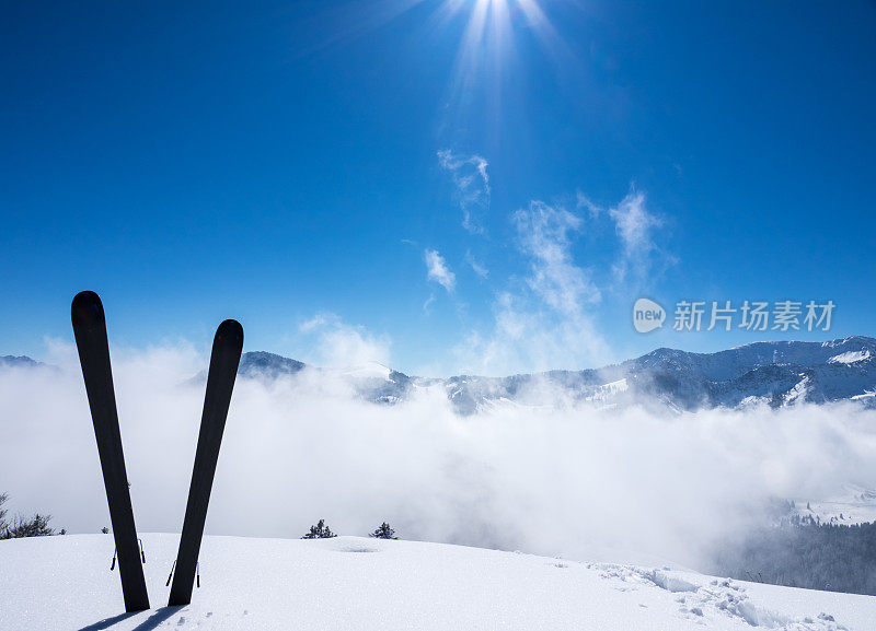 在山顶滑雪