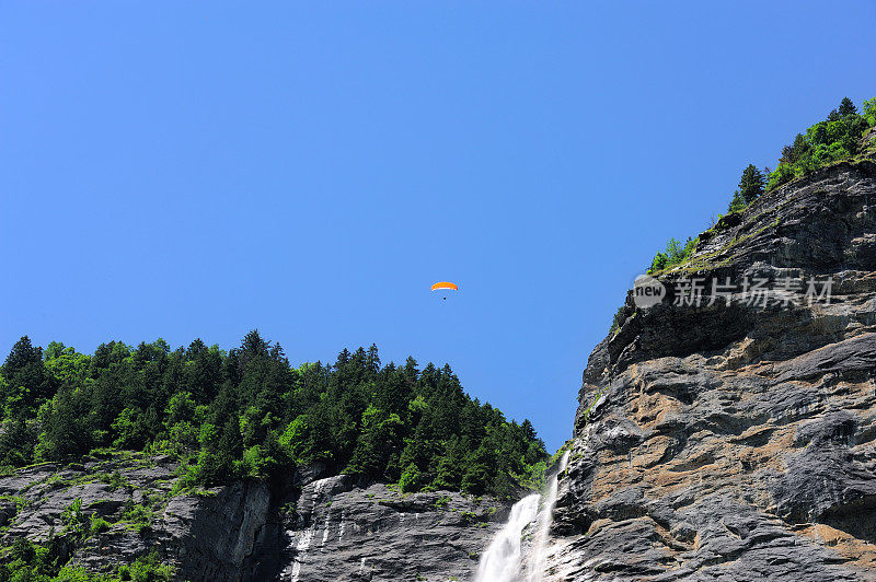 少女峰04号南部上空的滑翔伞