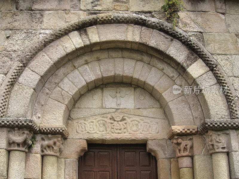 罗马式教堂的入口。