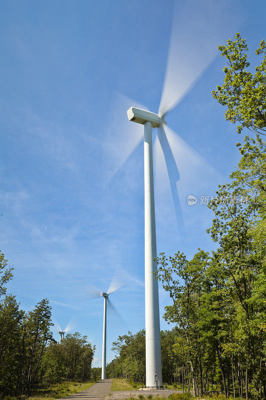 风力涡轮机收集能量在阳光-运动模糊