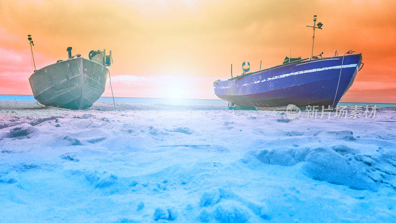 日落或日出时北冰洋上的渔船