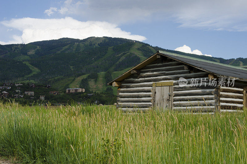 夏天的蒸汽船弹簧小屋和滑雪场