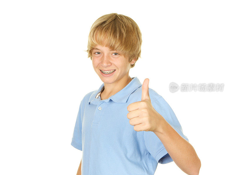 15岁男孩戴着牙套竖起大拇指