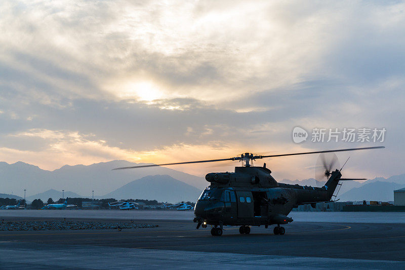 军用直升机在黄昏时滑行